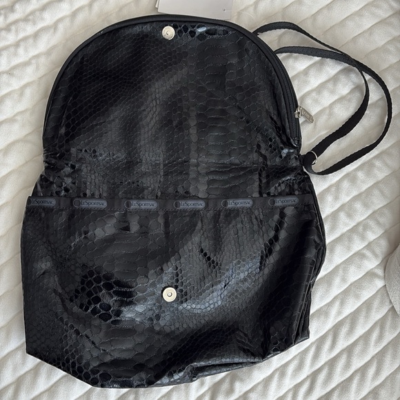 NWT Lesportsac Black Crossbody Shoulder Bag with Snakeskin Textured Fabric - Picture 5 of 9